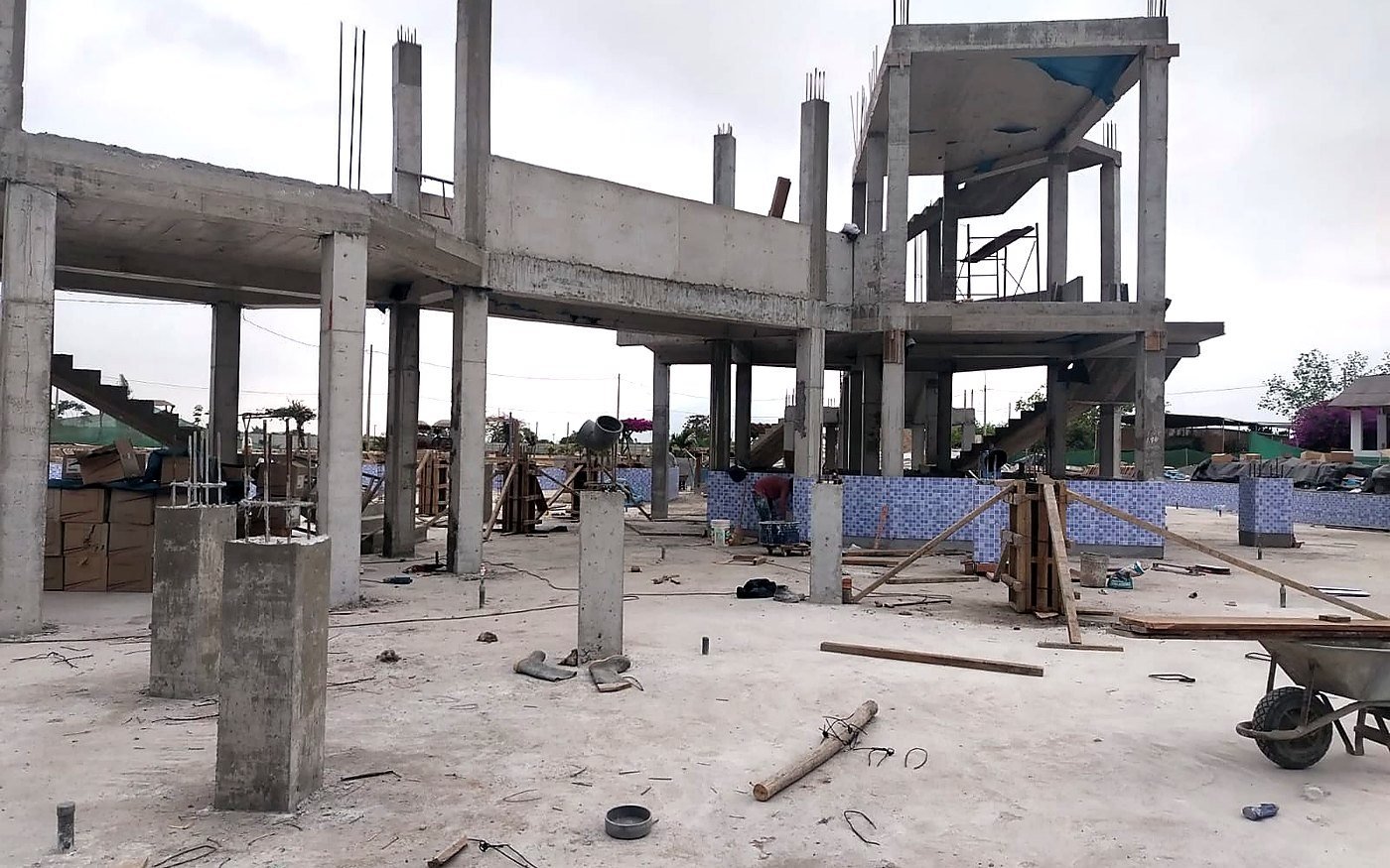 Base de concreto y estructura técnica en ejecución