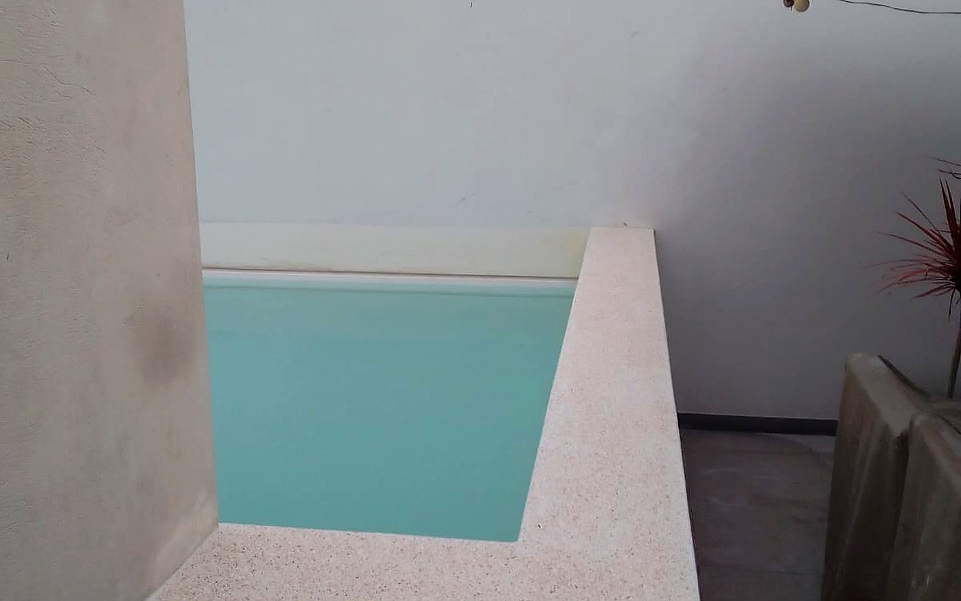 Piscina operativa con infraestructura acondicionada