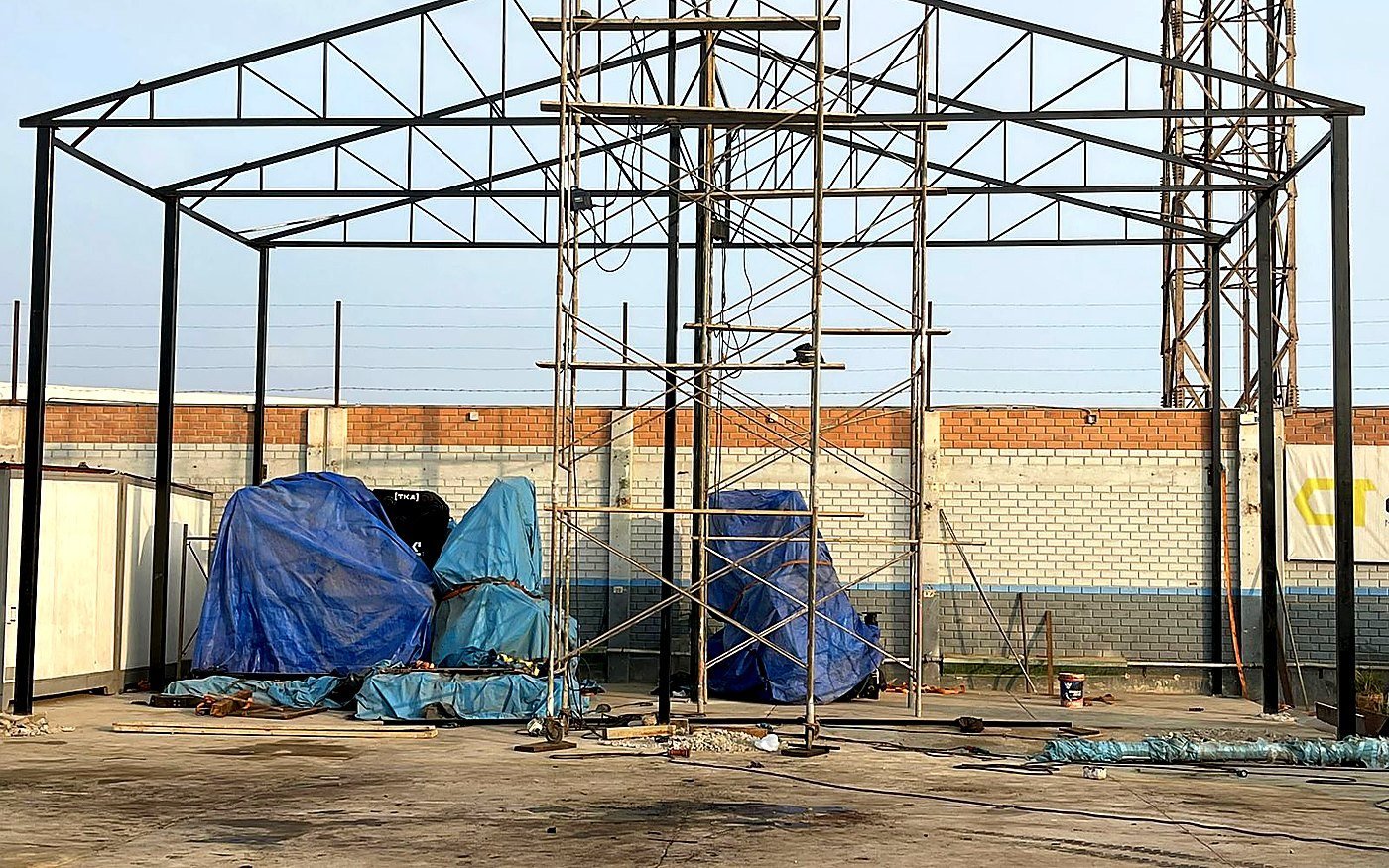 Estructura metálica en montaje inicial