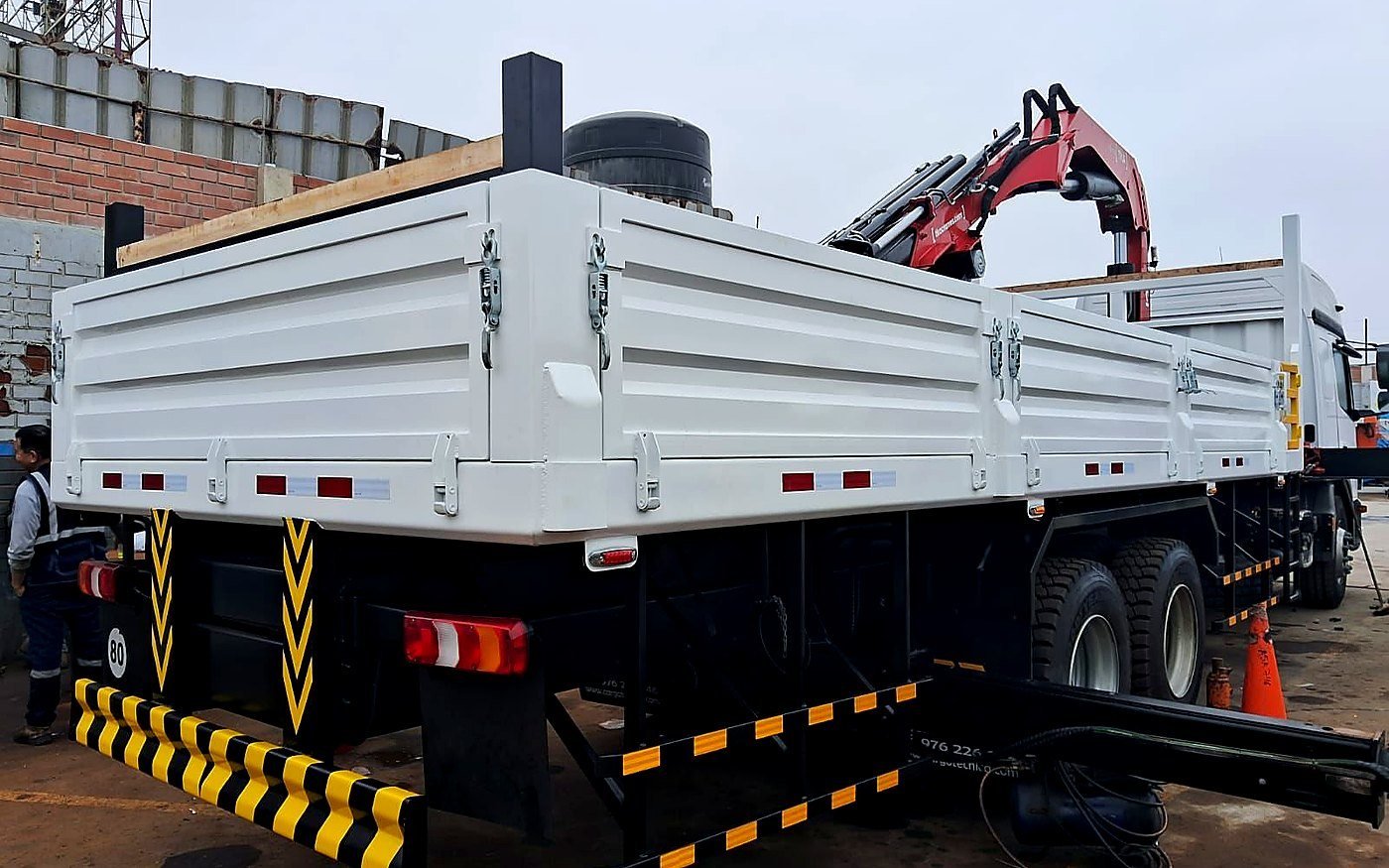 Unidad vehicular adaptada con estructura metálica