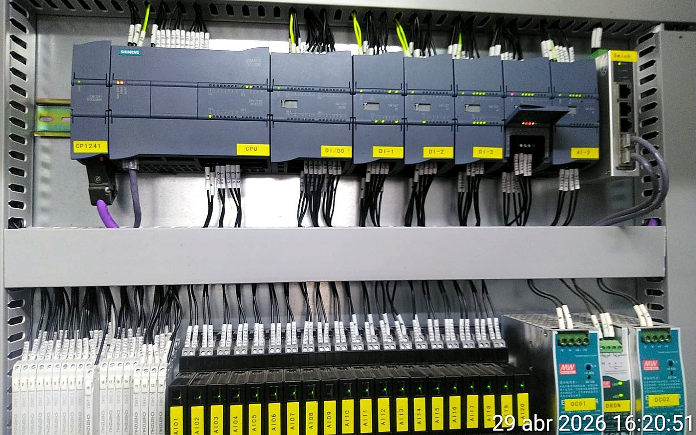 Sala técnica con bombas, tuberías y automatización